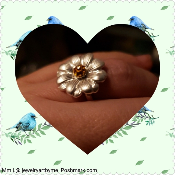 Sparkling Crystal Center Daisy Ring - Picture 4 of 11